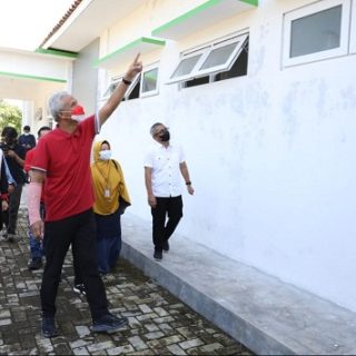 Gubernur Jawa Tengah, Ganjar Pranowo, melakukan sidak proyek pembangunan Puskesmas Jeruklegi, Kabupaten Cilacap. Ganjar kurang puas dengan hasilnya, salah satunya beberapa bagian keramik yang sudah pecah
