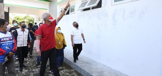 Gubernur Jawa Tengah, Ganjar Pranowo, melakukan sidak proyek pembangunan Puskesmas Jeruklegi, Kabupaten Cilacap. Ganjar kurang puas dengan hasilnya, salah satunya beberapa bagian keramik yang sudah pecah