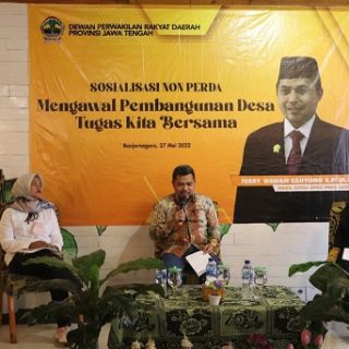 Ferry Wawan Cahyono memaparkan materi ‘Sosialisasi Non-Perda’ dengan tema ‘Mengawal Pembangunan Desa Tugas Kita Bersama’ di Rumah Kopi Jalan Pemuda Kabupaten Banjarnegara, Jumat (27/5/2022).