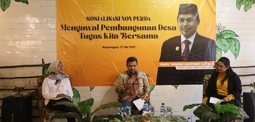Ferry Wawan Cahyono memaparkan materi ‘Sosialisasi Non-Perda’ dengan tema ‘Mengawal Pembangunan Desa Tugas Kita Bersama’ di Rumah Kopi Jalan Pemuda Kabupaten Banjarnegara, Jumat (27/5/2022).