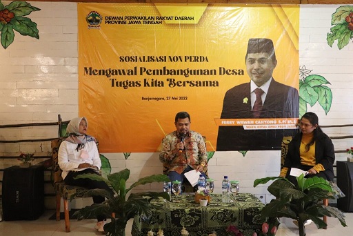 Ferry Wawan Cahyono memaparkan materi ‘Sosialisasi Non-Perda’ dengan tema ‘Mengawal Pembangunan Desa Tugas Kita Bersama’ di Rumah Kopi Jalan Pemuda Kabupaten Banjarnegara, Jumat (27/5/2022).