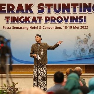 Gubernur Jateng Ganjar Pranowo memberi sambutan usai pengukuhan Tim Percepatan Penurunan Stunting (TPPS) di Hotel Patrajasa, Kamis (19/5)