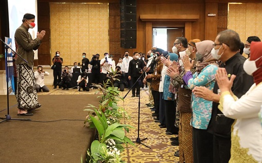 Gubernur Ganjar Pranowo melantik Tim Penurunan Stunting Jawa Tengah di Hotel Patrajasa Semarang, Kamis (19/5)