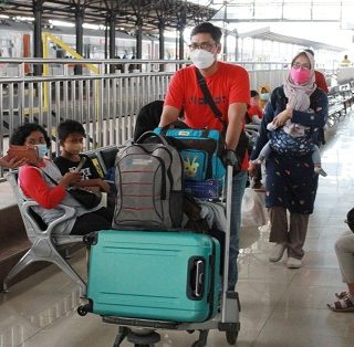Kesibukan di stasiun menjelang dan usai Lebaran bertambah. Kereta api menjadi salah satu moda nyaman pilihan masyarakat