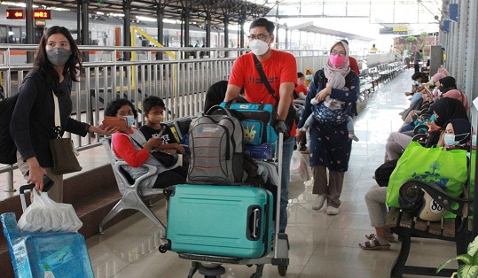 Kesibukan di stasiun menjelang dan usai Lebaran bertambah. Kereta api menjadi salah satu moda nyaman pilihan masyarakat