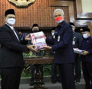 Gubernur Ganjar Pranowo menerima opini dari Badan Pemeriksa Keuangan atas Laporan Keuangan Provinsi Jawa Tengah dengan Wajar Tanpa Pengecualian, yang diserahkan Kepala BPK RI Perwakilan Jateng, Ayub Amali, Rabu (25/5)