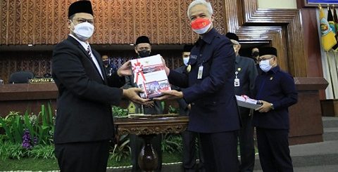 Gubernur Ganjar Pranowo menerima opini dari Badan Pemeriksa Keuangan atas Laporan Keuangan Provinsi Jawa Tengah dengan Wajar Tanpa Pengecualian, yang diserahkan Kepala BPK RI Perwakilan Jateng, Ayub Amali, Rabu (25/5)