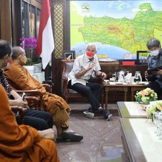 Gubernur Jateng Ganjar Pranowo menerima Sekjen DPP Walubi, Bhante Khanit Sannano Mahathera dan rombongan untuk melaporkan rencana perayaan Waisak, yang tahun ini kembali dipusatkan ke Candi Borobudur