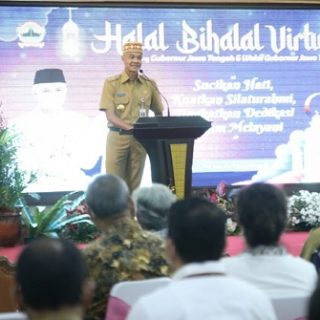 Gubernur Jawa Tengah Ganjar Pranowo menggelar halal bihalal secara virtual dengan jajaran ASN, Senin (9/5). Ganjar sebut ASN Jateng tak perlu work from home (WFH)