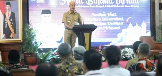 Gubernur Jawa Tengah Ganjar Pranowo menggelar halal bihalal secara virtual dengan jajaran ASN, Senin (9/5). Ganjar sebut ASN Jateng tak perlu work from home (WFH)