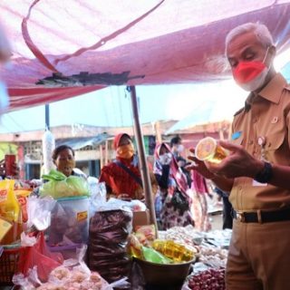 Gubernur Jateng Ganjar Pranowo mengunjungi Pasar Karangayu untuk mengecek ketersediaan dan harga kebutuhan pokok, Senin (9/5)