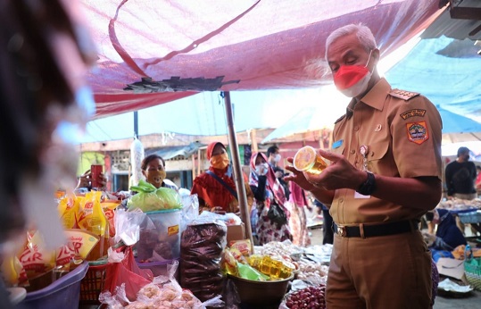 Gubernur Jateng Ganjar Pranowo mengunjungi Pasar Karangayu untuk mengecek ketersediaan dan harga kebutuhan pokok, Senin (9/5)