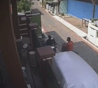 Rekaman CCTV, pelaku pelecehan seksual saat hendak melakukan aksinya 