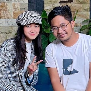 Ave Zora bersama Yunan Helmi, pencipta lagu sekaligus mentor menyanyinya