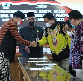 Gubernur Jawa Tengah, Ganjar Pranowo, menyerahkan bantuan keuangan ke sembilan partai politik tingkat provinsi Tahun 2022, di Ruang Rapat Gedung A lantai 2, Kamis (2/6)