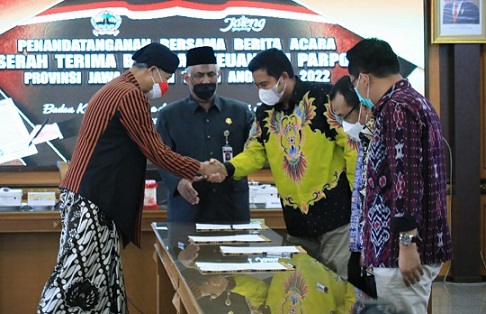 Gubernur Jawa Tengah, Ganjar Pranowo, menyerahkan bantuan keuangan ke sembilan partai politik tingkat provinsi Tahun 2022, di Ruang Rapat Gedung A lantai 2, Kamis (2/6)