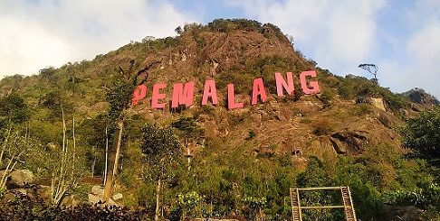 Perbukitan vertikal di Desa Mendelem Pemalang menjadi obyek wisata petualangan sekaligus arena uji adrenalin pengunjung penyuka panjat tebing