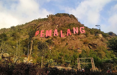 Perbukitan vertikal di Desa Mendelem Pemalang menjadi obyek wisata petualangan sekaligus arena uji adrenalin pengunjung penyuka panjat tebing