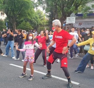 Gubernur Jawa Tengah, Ganjar Pranowo hadir dan menari Jaranan bersama masyarakat di area Suasana Car Free Day (CFD) Jalan Slamet Riyadi Kota Solo, Minggu (19/6). Kegiatan tersebut dalam rangka Bulan Bung Karno yang diselenggarakan Pemprov Jateng