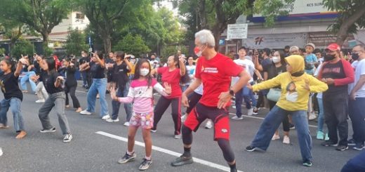 Gubernur Jawa Tengah, Ganjar Pranowo hadir dan menari Jaranan bersama masyarakat di area Suasana Car Free Day (CFD) Jalan Slamet Riyadi Kota Solo, Minggu (19/6). Kegiatan tersebut dalam rangka Bulan Bung Karno yang diselenggarakan Pemprov Jateng