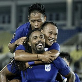 Carlos Fortes dan dua pemain PSIS melakukan selebrasi usai membobol gawang Persita