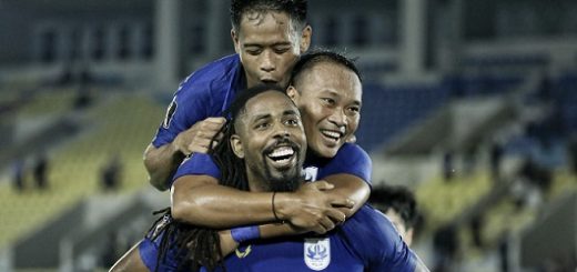 Carlos Fortes dan dua pemain PSIS melakukan selebrasi usai membobol gawang Persita