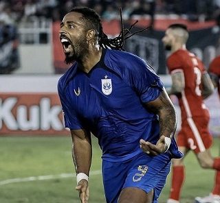 Pemain asing PSIS, Carlos Fortes melakukan selebrasi usai mencetak gol ke gawang Persis di laga derby Jateng, di Stadion Manahan Solo, Selasa (21/6)