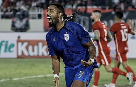 Pemain asing PSIS, Carlos Fortes melakukan selebrasi usai mencetak gol ke gawang Persis di laga derby Jateng, di Stadion Manahan Solo, Selasa (21/6)