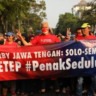 Spanduk Persis Solo dan PSIS Semarang dibentangkan oleh suporter di arena CFD Jalan Slamet Riyadi Solo. Ikut hadir Gubernur Jateng Ganjar Pranowo