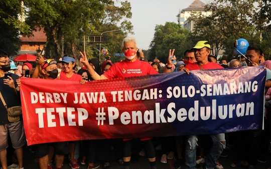 Spanduk Persis Solo dan PSIS Semarang dibentangkan oleh suporter di arena CFD Jalan Slamet Riyadi Solo. Ikut hadir Gubernur Jateng Ganjar Pranowo