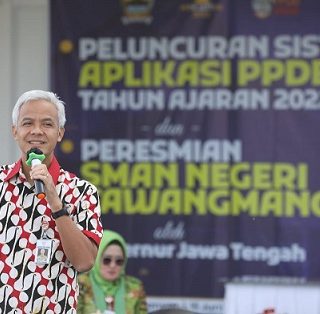 Penerimaan Peserta Didik Baru (PPDB) SMA/SMK Negeri di Jateng resmi dibuka resmi dibuka secara online mulai hari ini, Rabu (15/6). Pembukaan dilakukan oleh Gubernur Ganjar Pranowo bersamaan peresmian SMAN Tawangmangu, Karanganyar