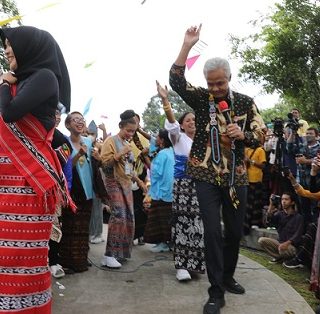 Gubernur Jawa Tengah, Ganjar Pranowo, mengajak menari para perwakilan pelajar dari seluruh Indonesia yang memeriahkan Borobudur Student Festival dalam acara pembukaan di Canisio Art Center, SD Kanisius, Wonorejo, Kabupaten Magelang, Senin (27/6/2022)