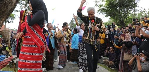 Gubernur Jawa Tengah, Ganjar Pranowo, mengajak menari para perwakilan pelajar dari seluruh Indonesia yang memeriahkan Borobudur Student Festival dalam acara pembukaan di Canisio Art Center, SD Kanisius, Wonorejo, Kabupaten Magelang, Senin (27/6/2022)