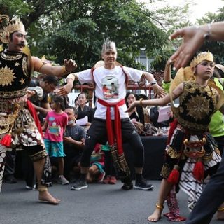 Gubernur Jawa Tengah, Ganjar Pranowo hadir dan neramaikan Gelaran Car Free Day (CFD) Jalan Slamet Riyadi Kota Solo, Minggu (26/6) pagi. Suasana diramaikan penampilan 550 penari Gatot Koco
