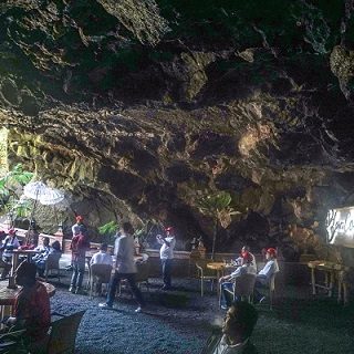 Sebuah coffeeshopmelengkapi wahana di Goa Lawa Purbalingga. Letaknya di pintu keluar namun masih dalam naungan goa