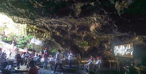 Sebuah coffeeshopmelengkapi wahana di Goa Lawa Purbalingga. Letaknya di pintu keluar namun masih dalam naungan goa