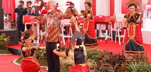 Gubernur Jawa Tengah, Ganjar Pranowo, mengikuti prosesi dan adat masyarakat Sulawesi Selatan, Pepe-pepeka ri Makka, dengan “dibakar” beberapa bagian badannya