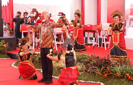 Gubernur Jawa Tengah, Ganjar Pranowo, mengikuti prosesi dan adat masyarakat Sulawesi Selatan, Pepe-pepeka ri Makka, dengan “dibakar” beberapa bagian badannya