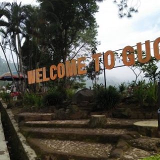 Mandi dan berendam di sungai air panas menjadi pilihan para pengunjung wisata Guci, Kabupaten Tegal