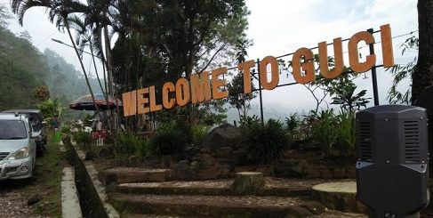 Mandi dan berendam di sungai air panas menjadi pilihan para pengunjung wisata Guci, Kabupaten Tegal