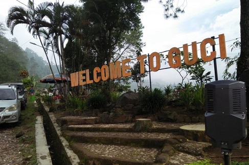 Mandi dan berendam di sungai air panas menjadi pilihan para pengunjung wisata Guci, Kabupaten Tegal