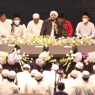 Habib Syech Bin Abdul Qodir Assegaf melantunkan sholawatan bersama ribuan jamaah di Komplek Benteng Vastenburg Solo, Jumat (24/6) malam