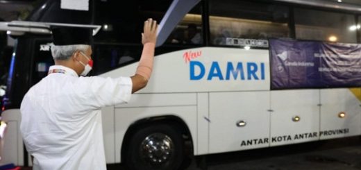 Gubernur Jateng Ganjar Pranowo memberangkatkan calon jamaah haji dari Asrama Haji Donohudan Boyolali, Jumat (3/6) malam. Sebelum berangkat, gubernur sempat berdialog dengan para calon jamaah haji