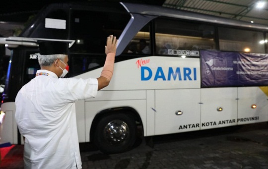 Gubernur Jateng Ganjar Pranowo memberangkatkan calon jamaah haji dari Asrama Haji Donohudan Boyolali, Jumat (3/6) malam. Sebelum berangkat, gubernur sempat berdialog dengan para calon jamaah haji