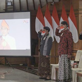 Gubernur Jawa Tengah, Ganjar Pranowo, dan Wagub Taj Yasin Maimoen mengikuti upacara peringatan Hari Lahir Pancasila yang dipimpin Presiden Joko Widodo dari Ende, Nusa Tenggara Timur secara virtual, Rabu (1/6)