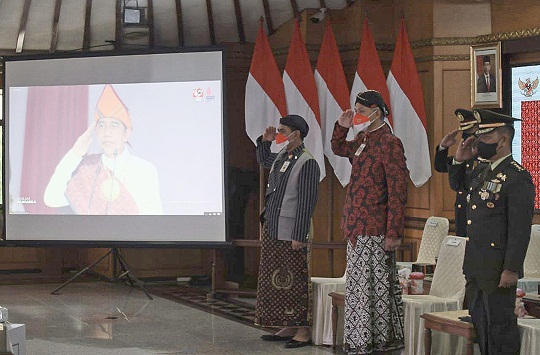 Gubernur Jawa Tengah, Ganjar Pranowo, dan Wagub Taj Yasin Maimoen mengikuti upacara peringatan Hari Lahir Pancasila yang dipimpin Presiden Joko Widodo dari Ende, Nusa Tenggara Timur secara virtual, Rabu (1/6)