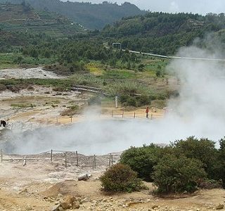 Kawasan wisata Kawah Sikidang, Dieng, yang menjadi destinasi wisata unggulan Kabupaten Banjarnegara. Hamparan kawah ini selalu dikunjungi banyak wisatawan karena aktivitas vulkaniknya yang sensasional dan bisa disaksikan langsung dari jarak dekat