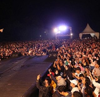 Gubernur Jawa Tengah, Ganjar Pranowo, hadir dan menyapa penonton Konser Trisakti di Benteng Vastenburg, Sabtu (25/6) malam