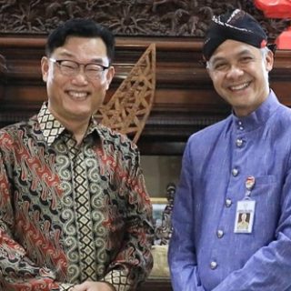 Duta Besar Republik Korea untuk Indonesia, Park Tae-sung, mengunjungi Gubernur Jateng Ganjar Pranowo, Kamis (9/6). Ganjar menyampaikan undangan untuk warga Korea di Jateng untuk terlibat dalam perayaan HUT Jateng, Agustus mendatang