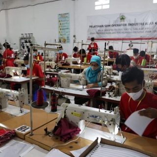 Calon tenaga kerja melakukan pelatihan di Balai Industri Tekstil dan Alas Kaki Dinas Perindustrian dan Perdagangan. Setelah selesai mereka langsung disalurkan ke perusahaan